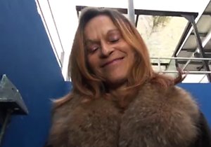 Amateur beauty worships every cock in an MMF