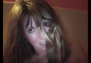Lusty mom fucks her little hungry hole on the camera